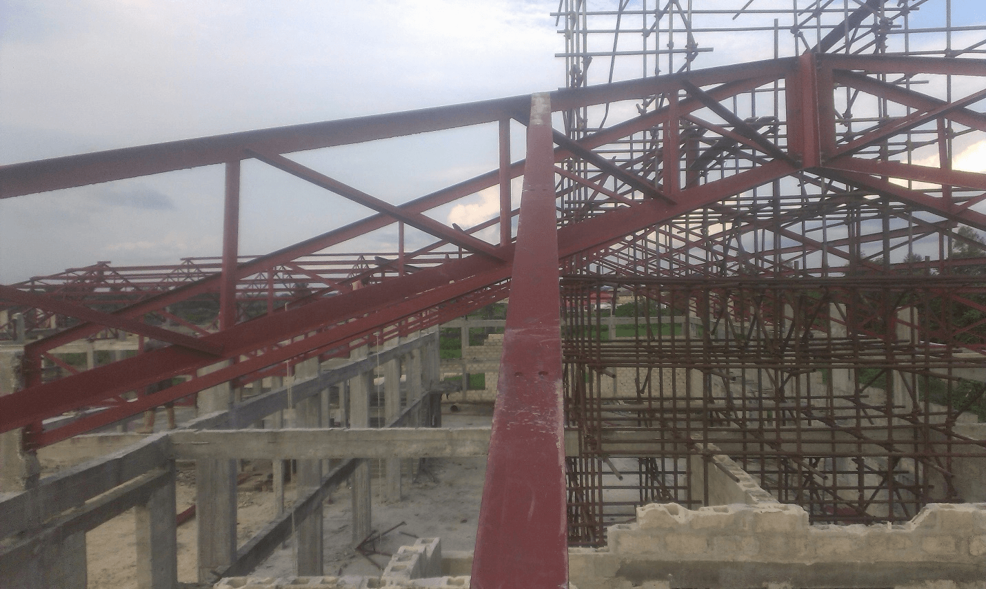 A. Longitudinal view of the entire Truss system along with a central scaffolding Tower that served as erection rig.